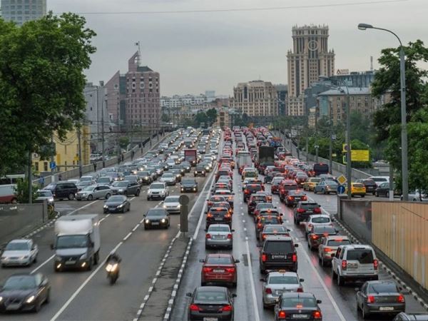 На московских дорогах автомобилисты стали двигаться быстрее