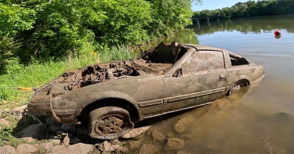 Nissan 300ZX провел десятилетия под водой: вот что с ним стало