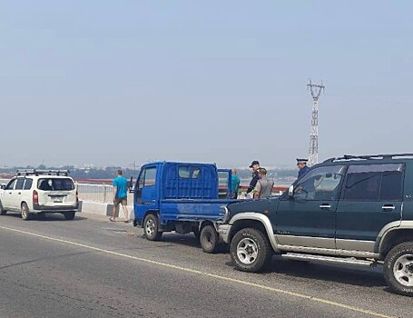 На мосту через Зею произошло ДТП с тремя автомобилями: движение затруднено