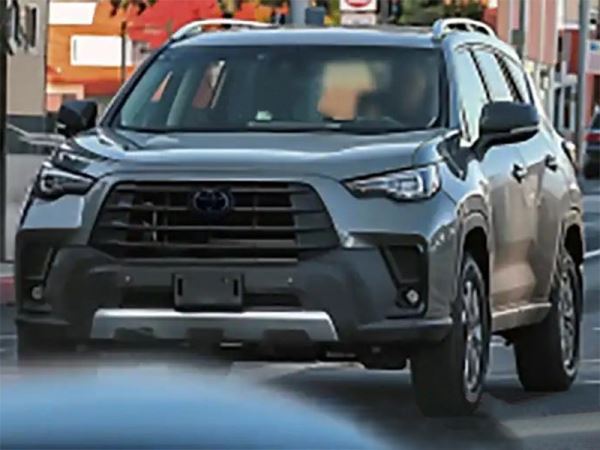 Появилось первое шпионское изображение нового Toyota RAV4