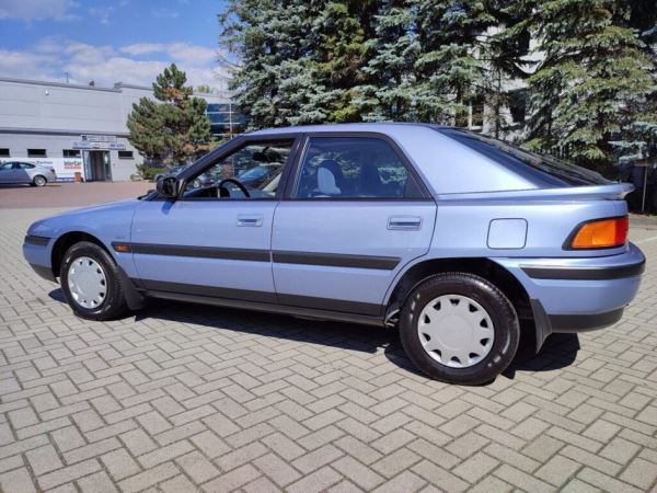 На продажу выставили Mazda 323F 1990 года без пробега