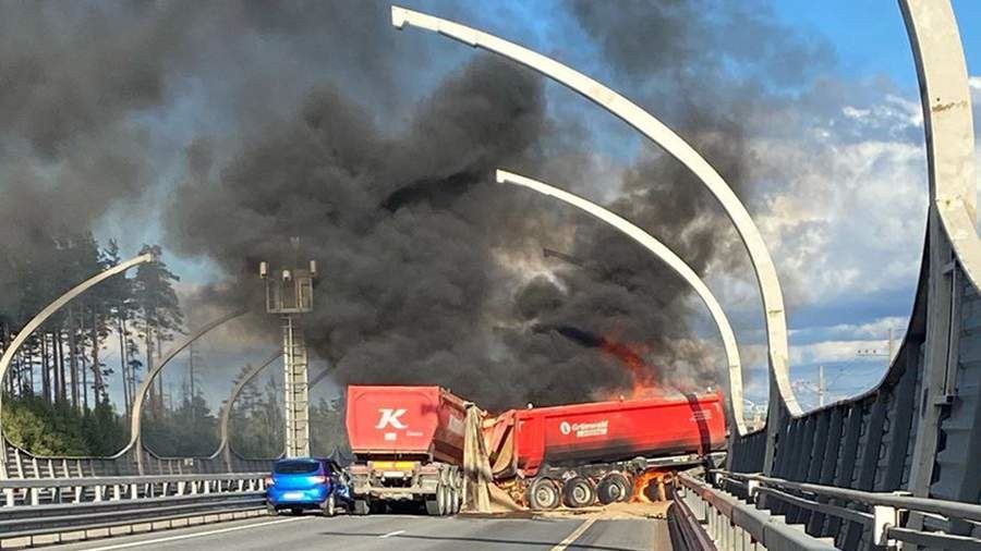 В Санкт-Петербурге в результате аварии загорелся грузовой автомобиль