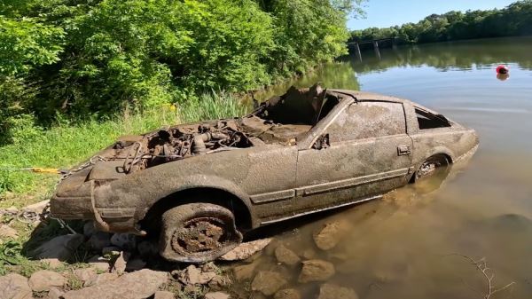 Nissan 300ZX провел десятилетия под водой: вот что с ним стало