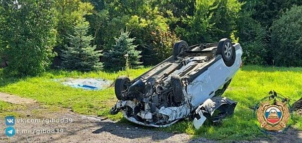 Водитель уснул: под Балтийском легковушка врезалась в дерево, вылетела с дороги и перевернулась