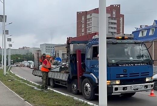 На улице Василенко в Благовещенске, где произошло трагическое ДТП, начали устанавливать ограждение