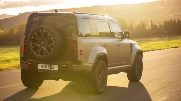 Land Rover выложил много фото флагманского Defender Octa