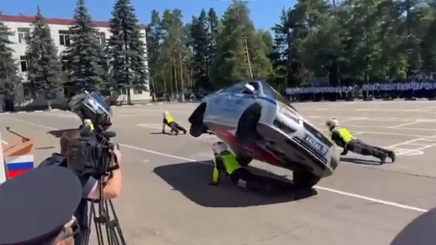 В Подмосковье машина ГИБДД упала на полицейского во время показательных выступлений